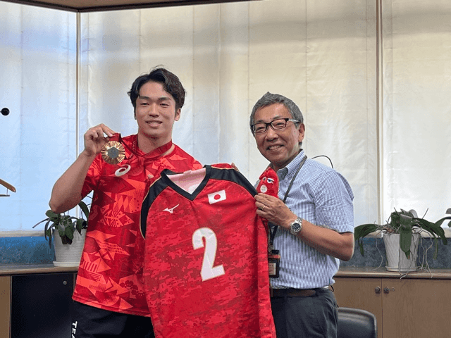 パリパラ金メダルのゴールボール日本代表　鳥居陽生選手 笑顔で凱旋　母校表敬訪問