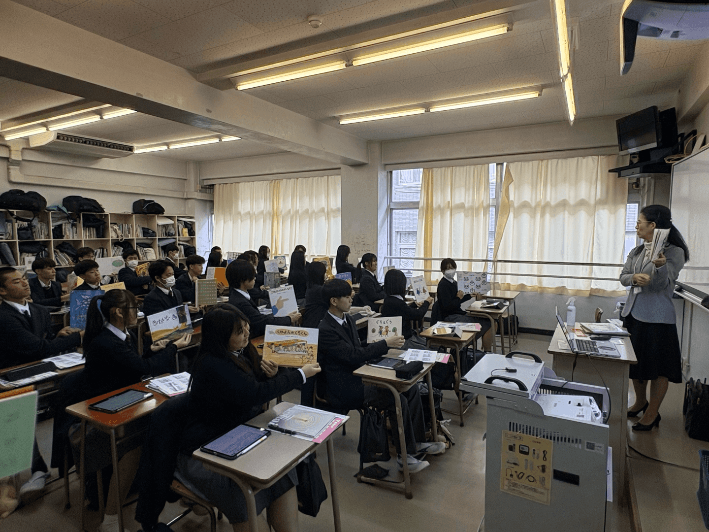 文系分野における大学出張授業を実施しました。