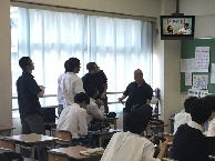 屋内模擬店大抽選会の放送の様子