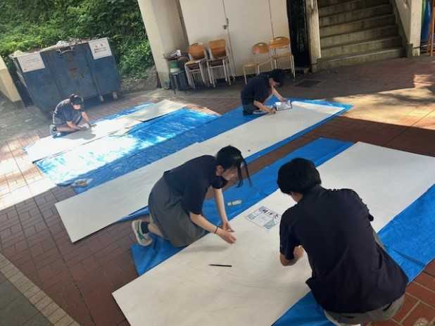 屋内模擬店大抽選会の放送の様子