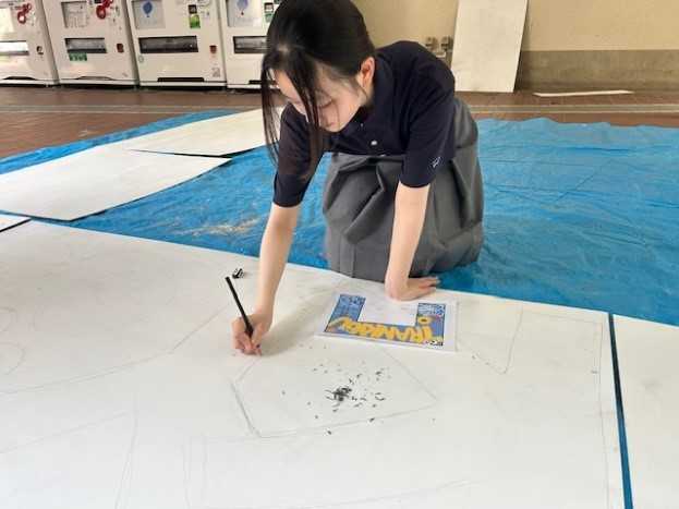 屋内模擬店大抽選会の放送の様子
