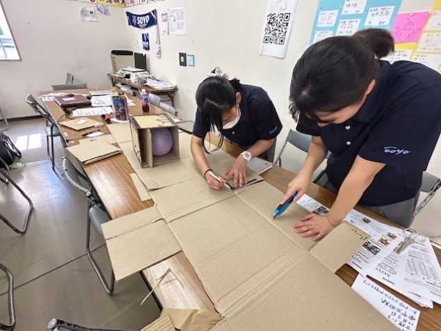 屋内模擬店大抽選会の放送の様子