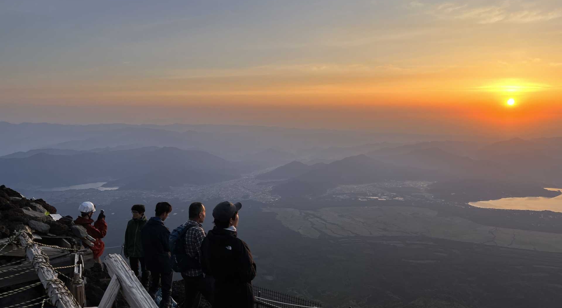 山頂の夕日（山岳部の活動）